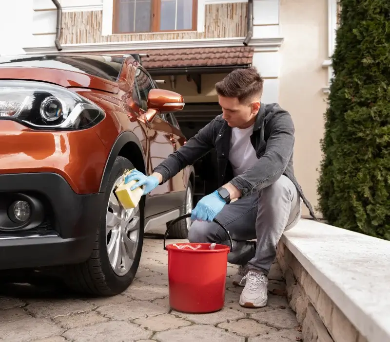 Lavage auto à domicile Préseau : professionnel intervenant sur un véhicule